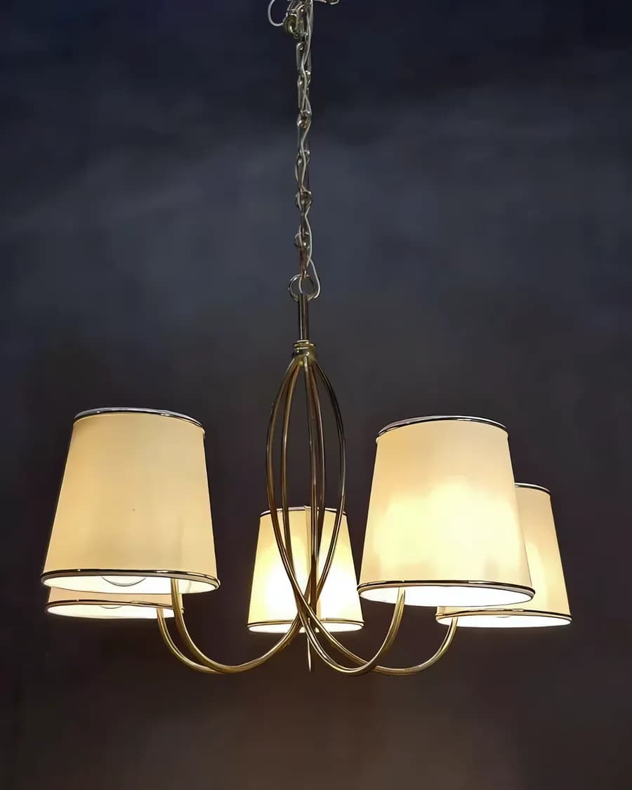 Mid-Century Messing-Pendelleuchte mit fünf Stoffschirmen