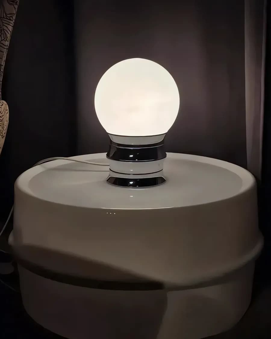 Narva Space Age Tischlampe aus opalweißem Glas und Chrom, 1978