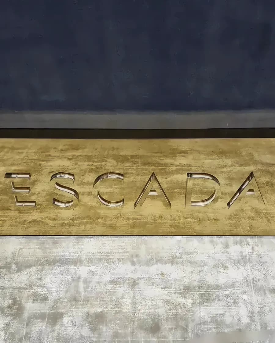 Escada Schaufenster- und Interieurschild aus dem Münchner Flagship-Store